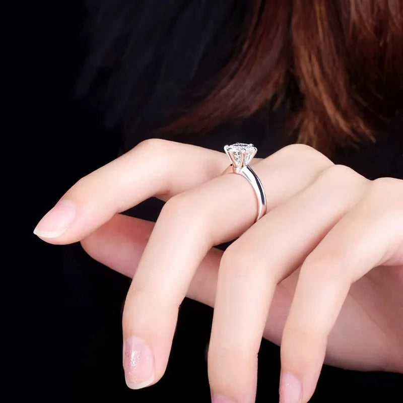 White gold plated women's ring with six-claw zircon setting and geometric design
