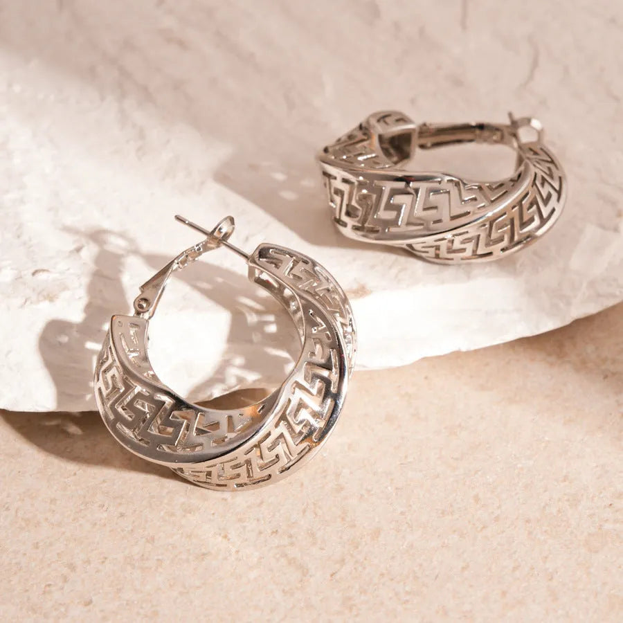 Geometric women's hollow stud earrings with twisted round design in silver or gold electroplated finish
