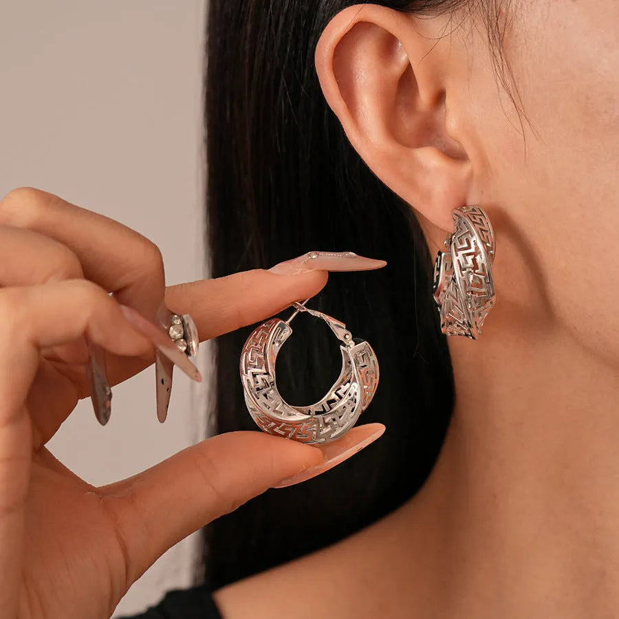 Geometric women's hollow stud earrings with twisted round design in silver or gold electroplated finish