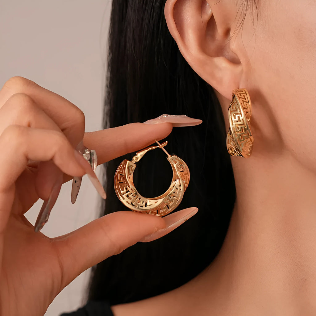 Geometric women's hollow stud earrings with twisted round design in silver or gold electroplated finish