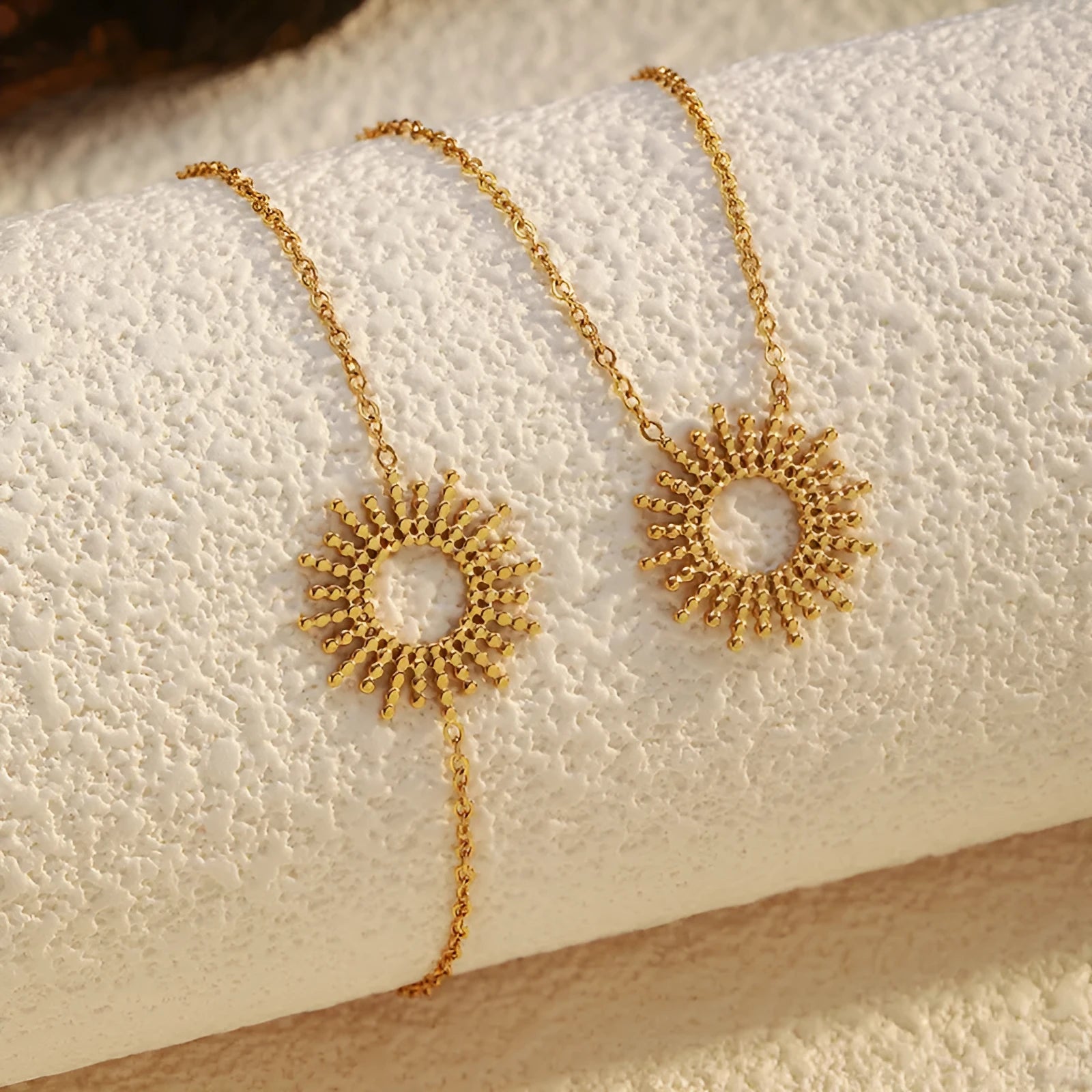 Sunflower pendant necklace and bracelet set in gold-plated stainless steel with geometric chain links