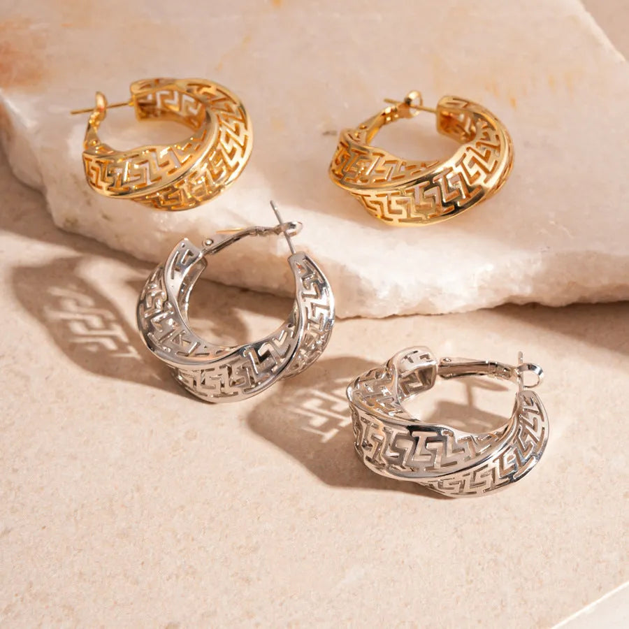 Geometric women's hollow stud earrings with twisted round design in silver or gold electroplated finish