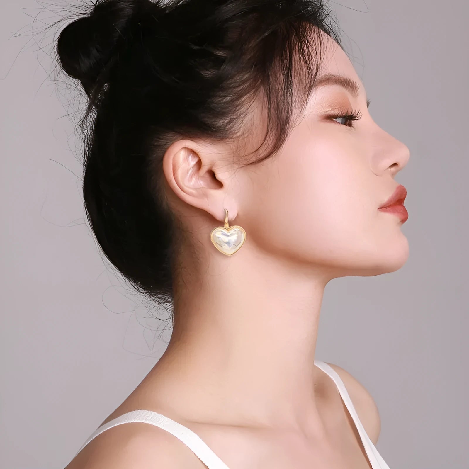 Gold-coloured alloy women's ear clips with natural style design for summer fashion wear