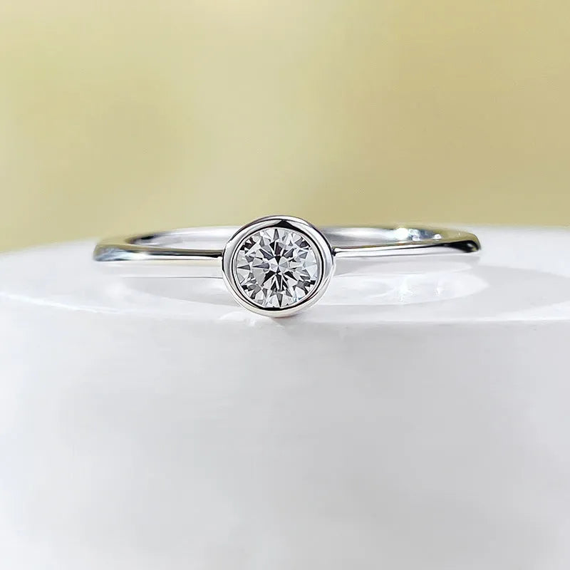 Minimalist crown-shaped silver ring with linear details in platinum or gold finish.