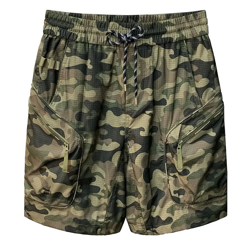 Men's camouflage cargo shorts in cotton blend fabric with loose fit and cargo pockets