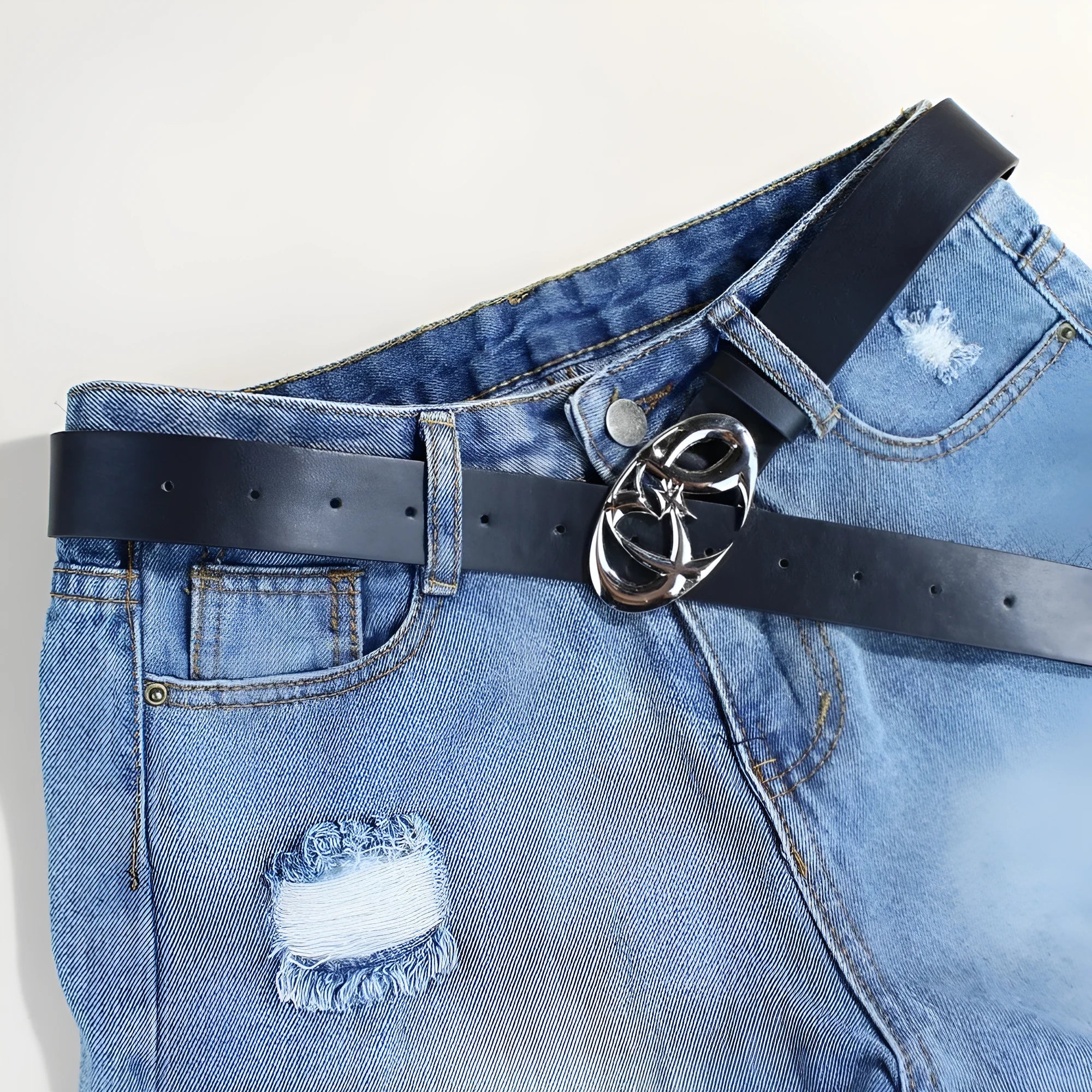 Casual silver buckle belt made of PU leather measuring 105cm long and 3.3cm wide