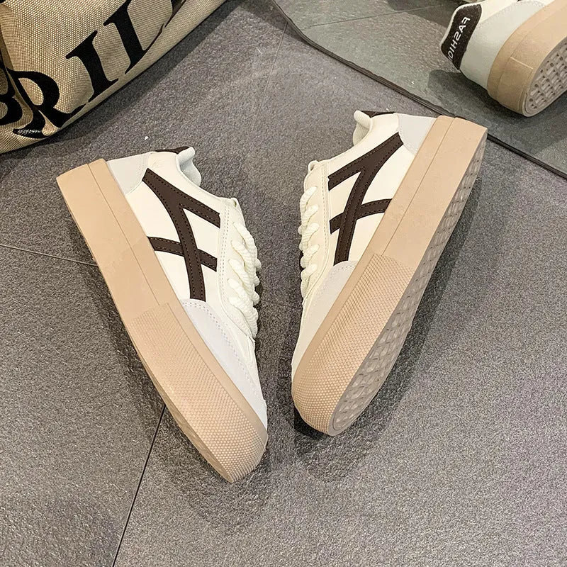 Low-top lace-up board shoes in brown or blue with patent leather-look finish and round toe