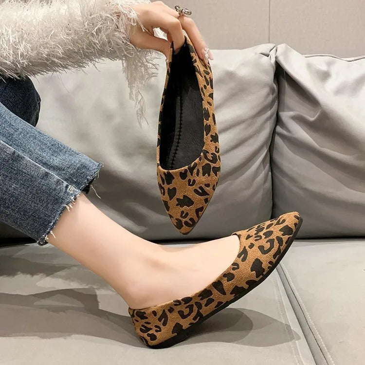Women's leopard print flat pumps with pointed toe and low heel on cotton upper