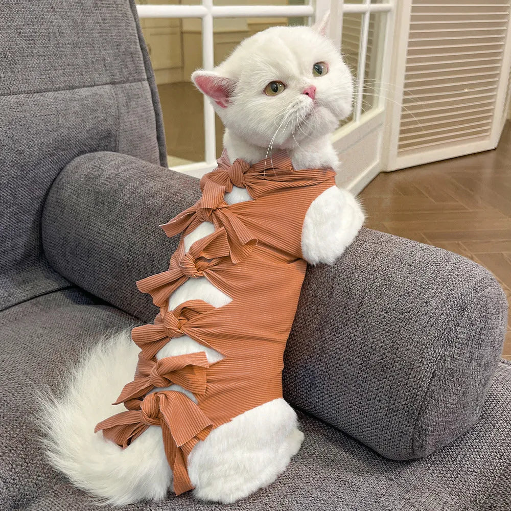 Lace-up cat sterilisation recovery suit in polyester with adjustable fastenings for post-operative wound protection