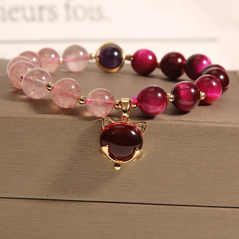 Simple women's bracelet with a strawberry crystal on an 18cm elastic rope band.