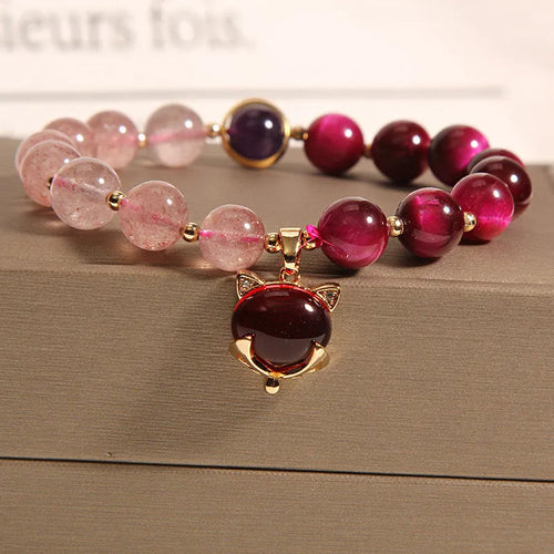 Simple women's bracelet with a strawberry crystal on an 18cm elastic rope band.