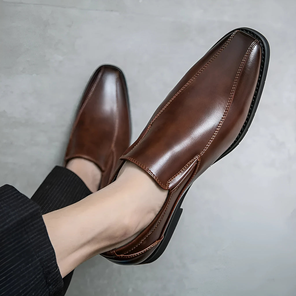 Men's black patent leather pointed toe casual shoes with flat heel on rubber sole