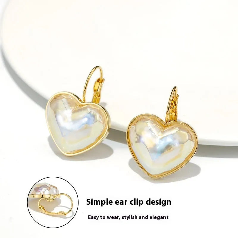 Gold-coloured alloy women's ear clips with natural style design for summer fashion wear