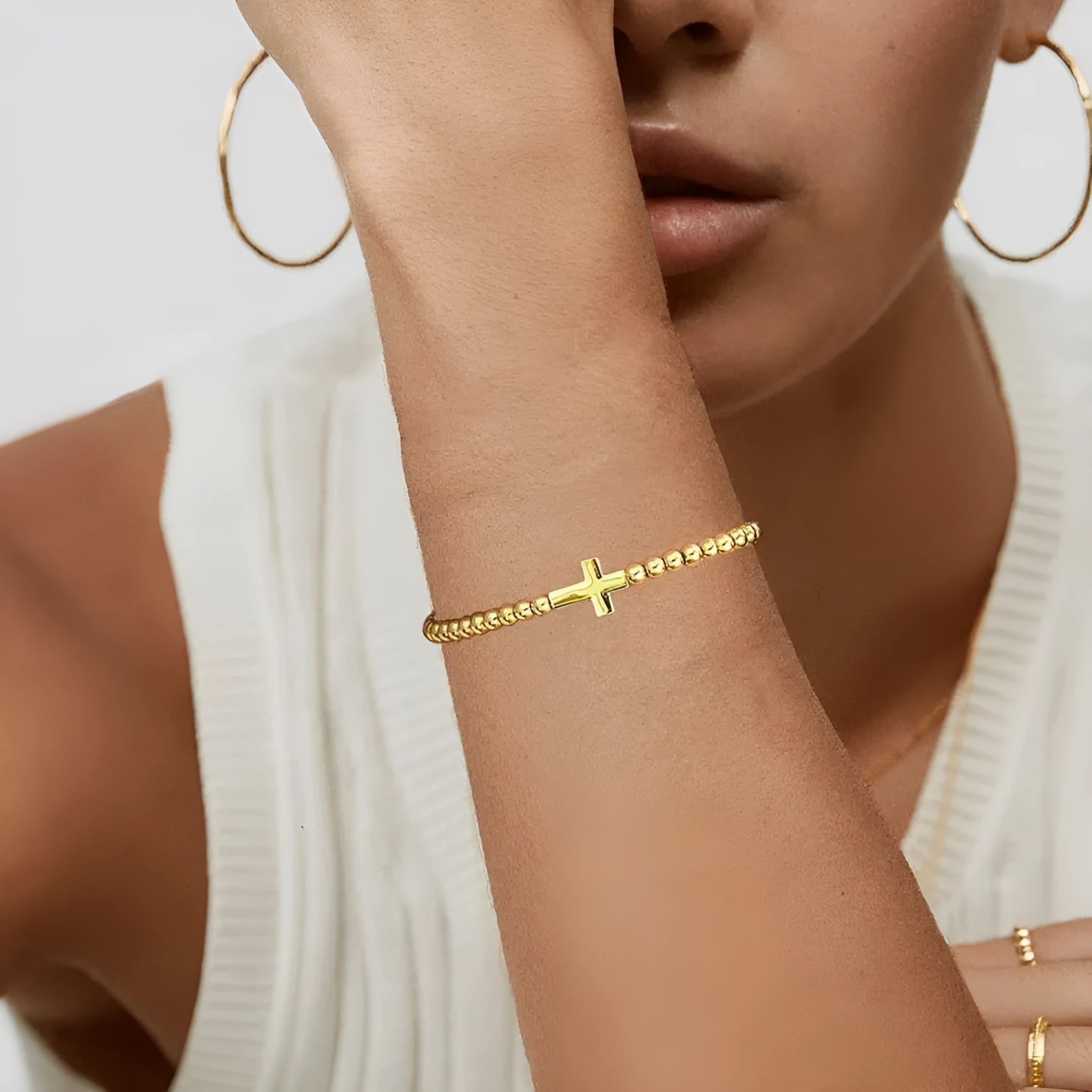 Adjustable stainless steel beaded bracelet with geometric round design in six electroplated colour options