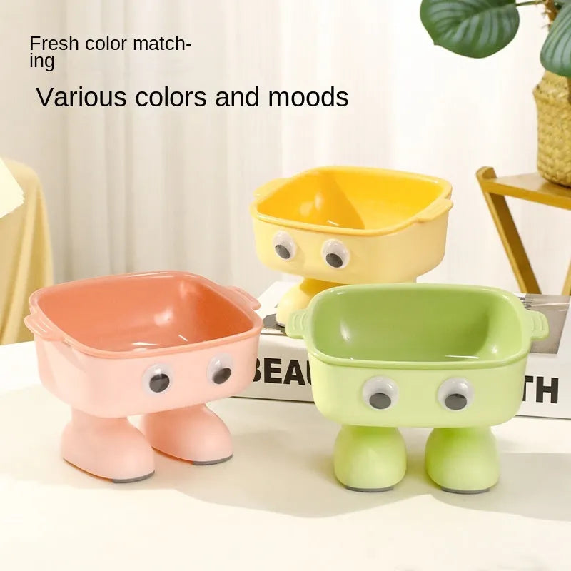 Robot-shaped elevated cat bowl with 15-degree tilt and detachable inner bowl