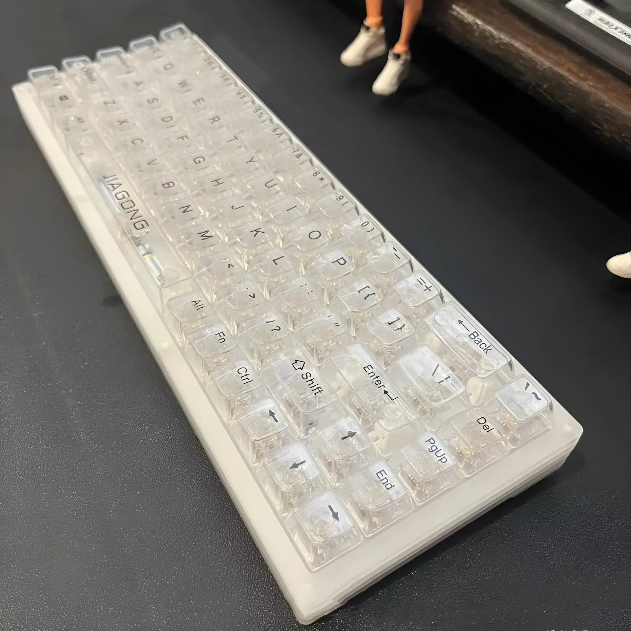Universal 132-key transparent plastic key cap set for mechanical keyboards