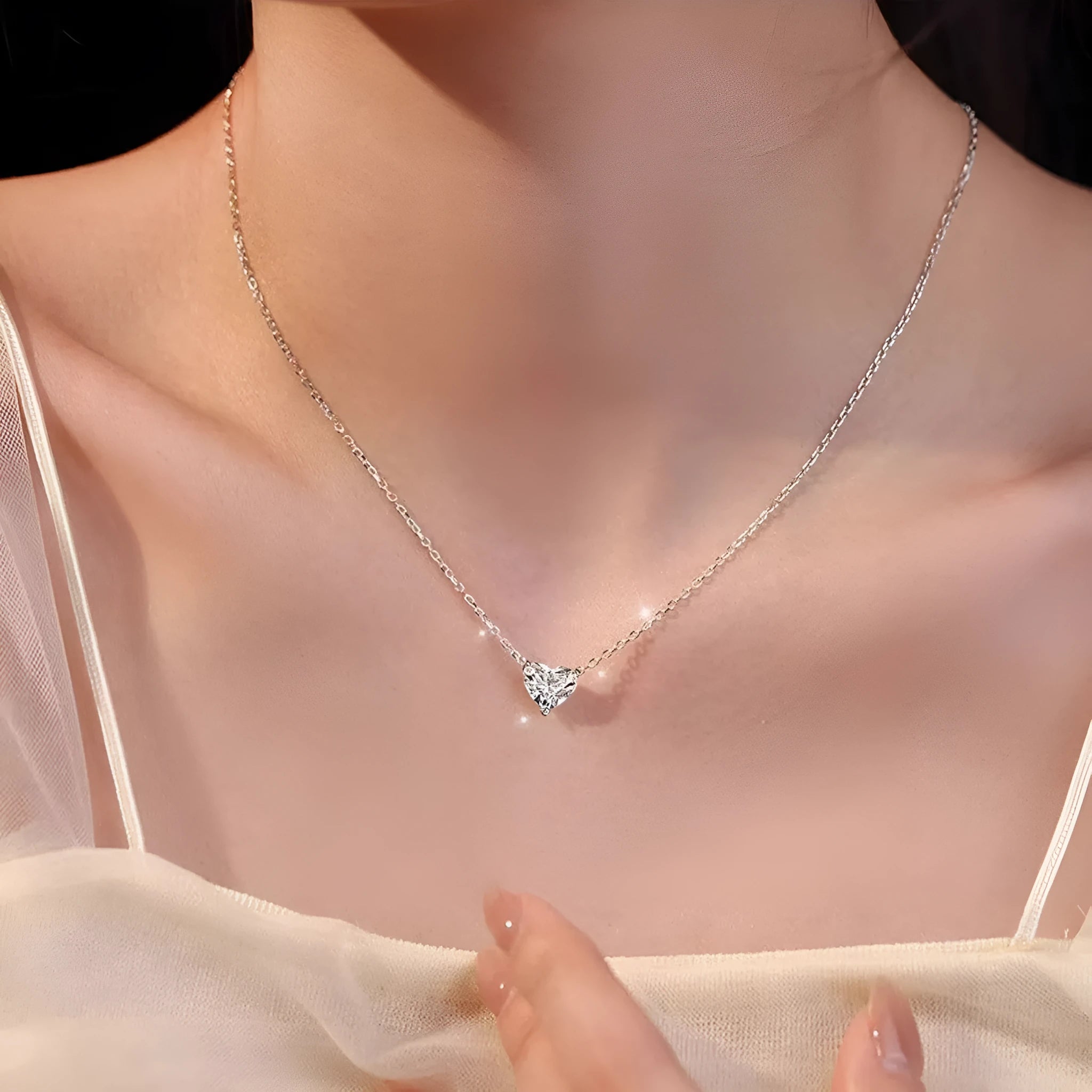 Women's simple silver-coloured copper necklace with heart-shaped pendant