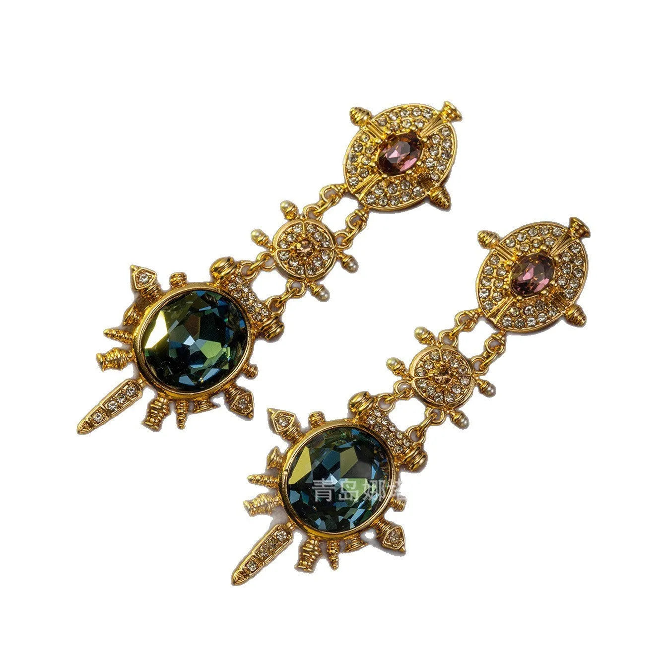 Geometric stud earrings with retro court style, gold colour, and diamond treatment surface