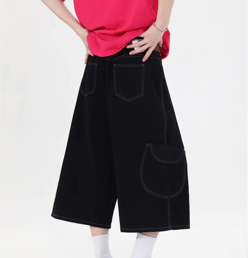Retro multi-pocket denim cropped trousers with wide leg cut in black colour