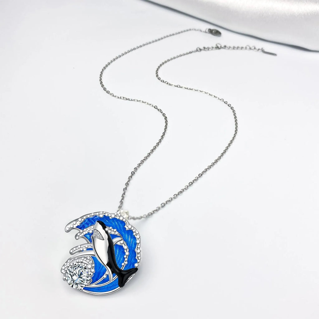 Shark pendant necklace with adjustable 41-50cm length and cross chain design