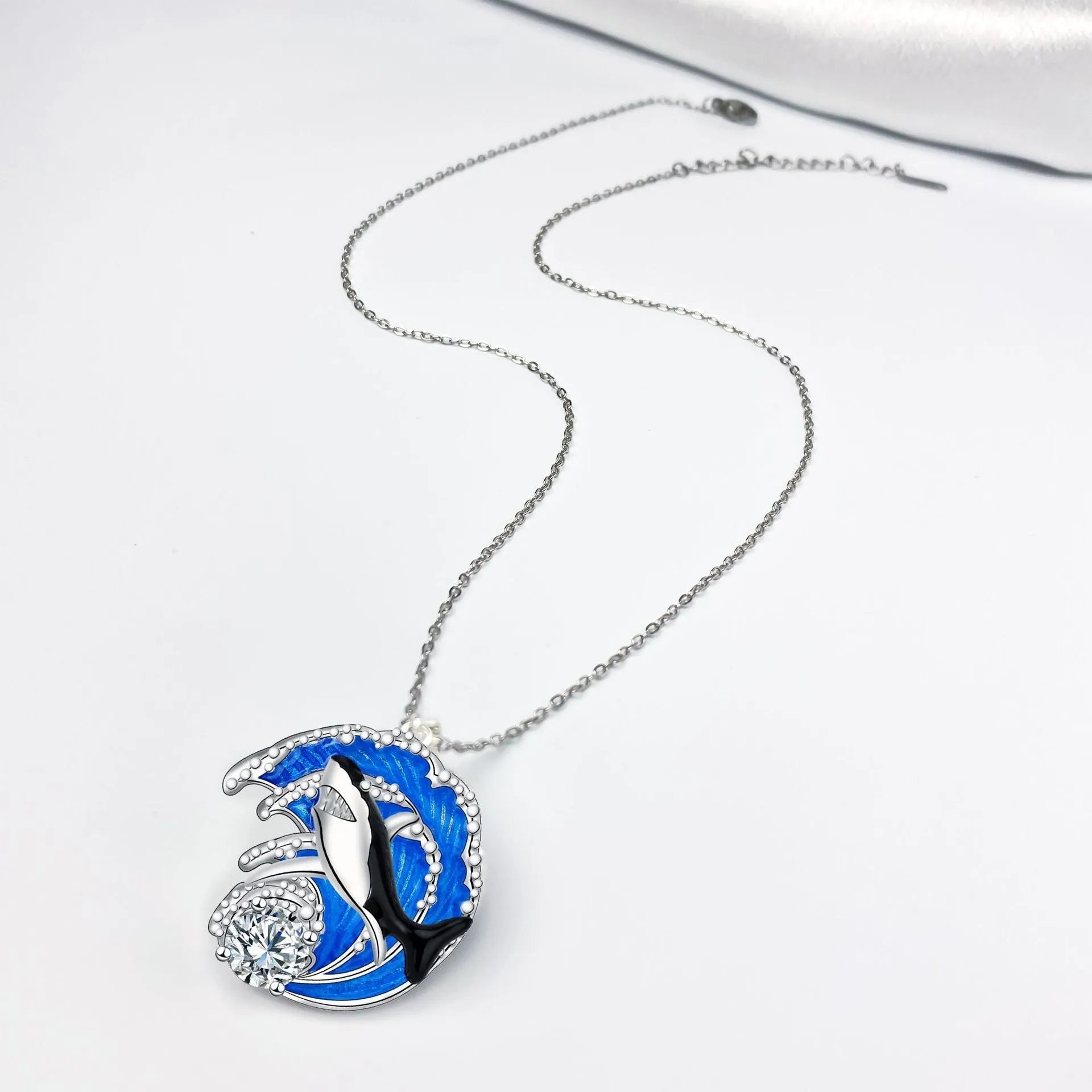 Shark pendant necklace with adjustable 41-50cm length and cross chain design