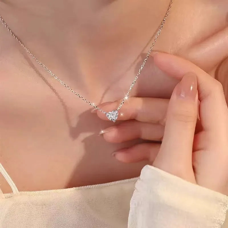 Women's simple silver-coloured copper necklace with heart-shaped pendant