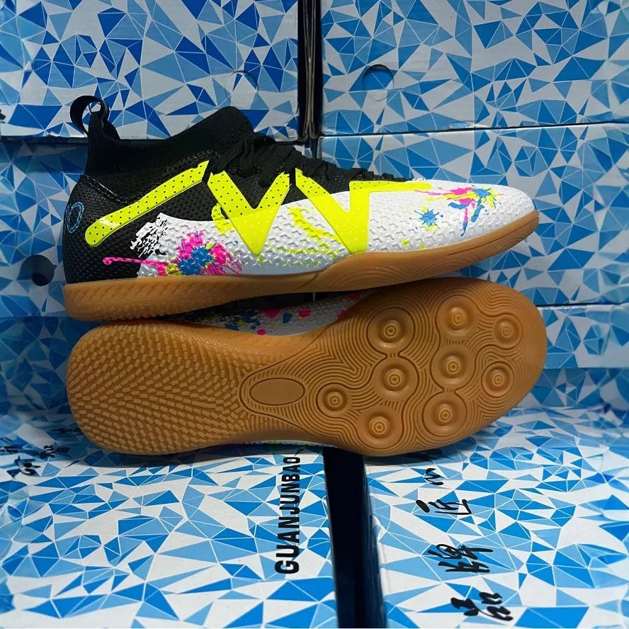 Low-top football boots with replaceable spikes in Black & Yellow colourway.