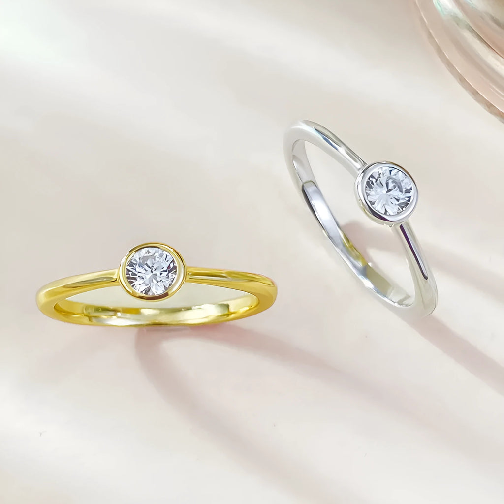 Minimalist crown-shaped silver ring with linear details in platinum or gold finish.