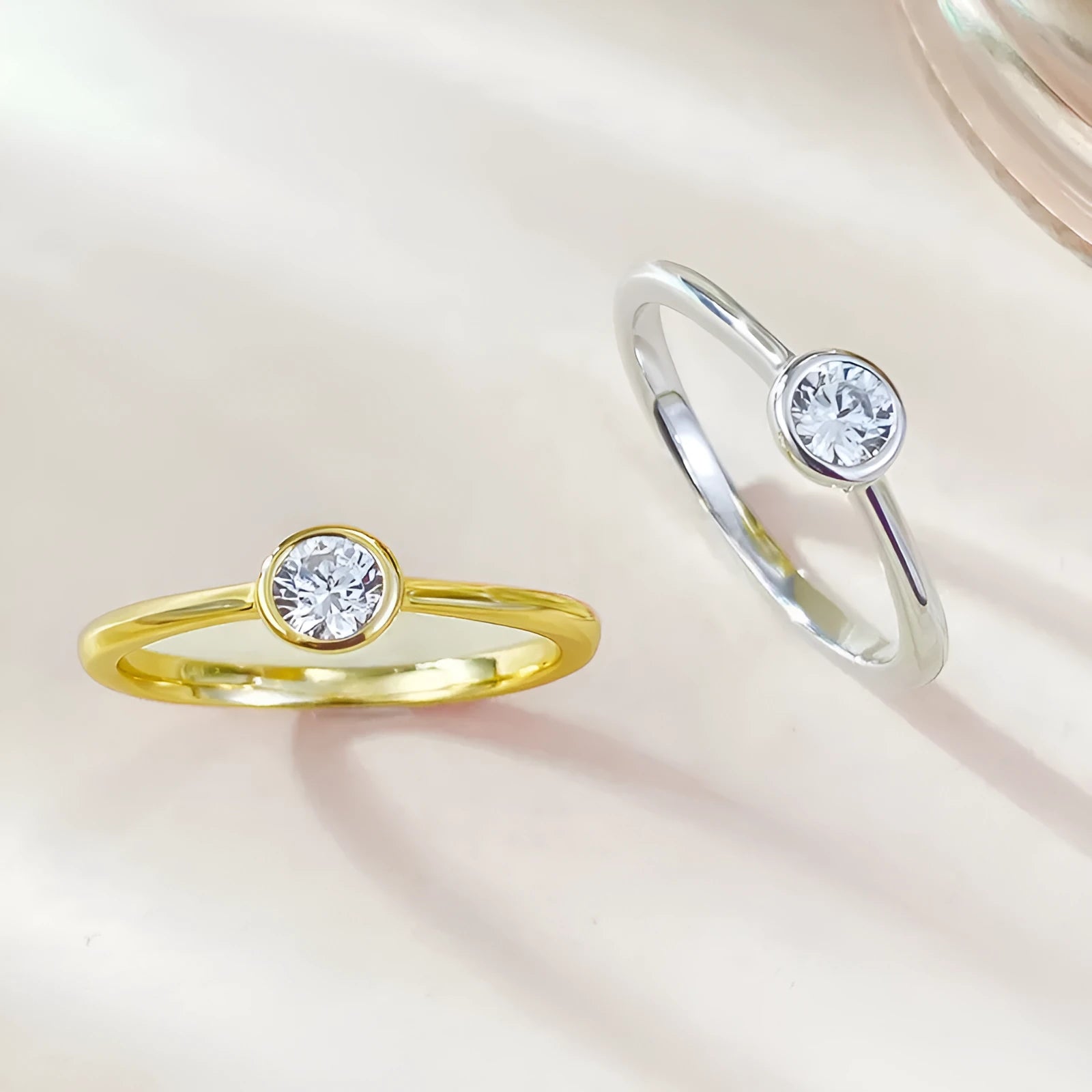 Minimalist crown-shaped silver ring with linear details in platinum or gold finish.