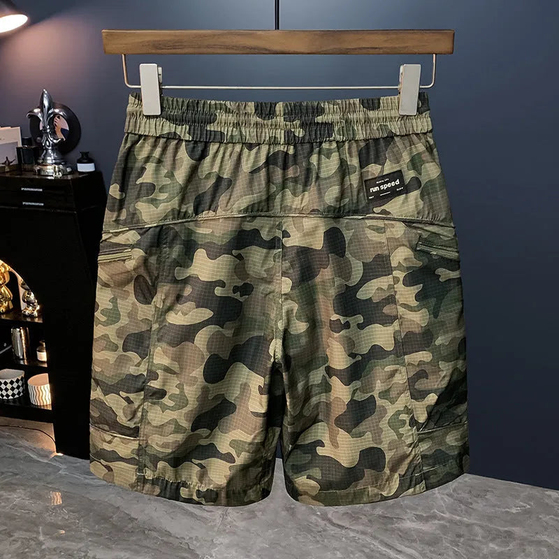 Men's camouflage cargo shorts in cotton blend fabric with loose fit and cargo pockets
