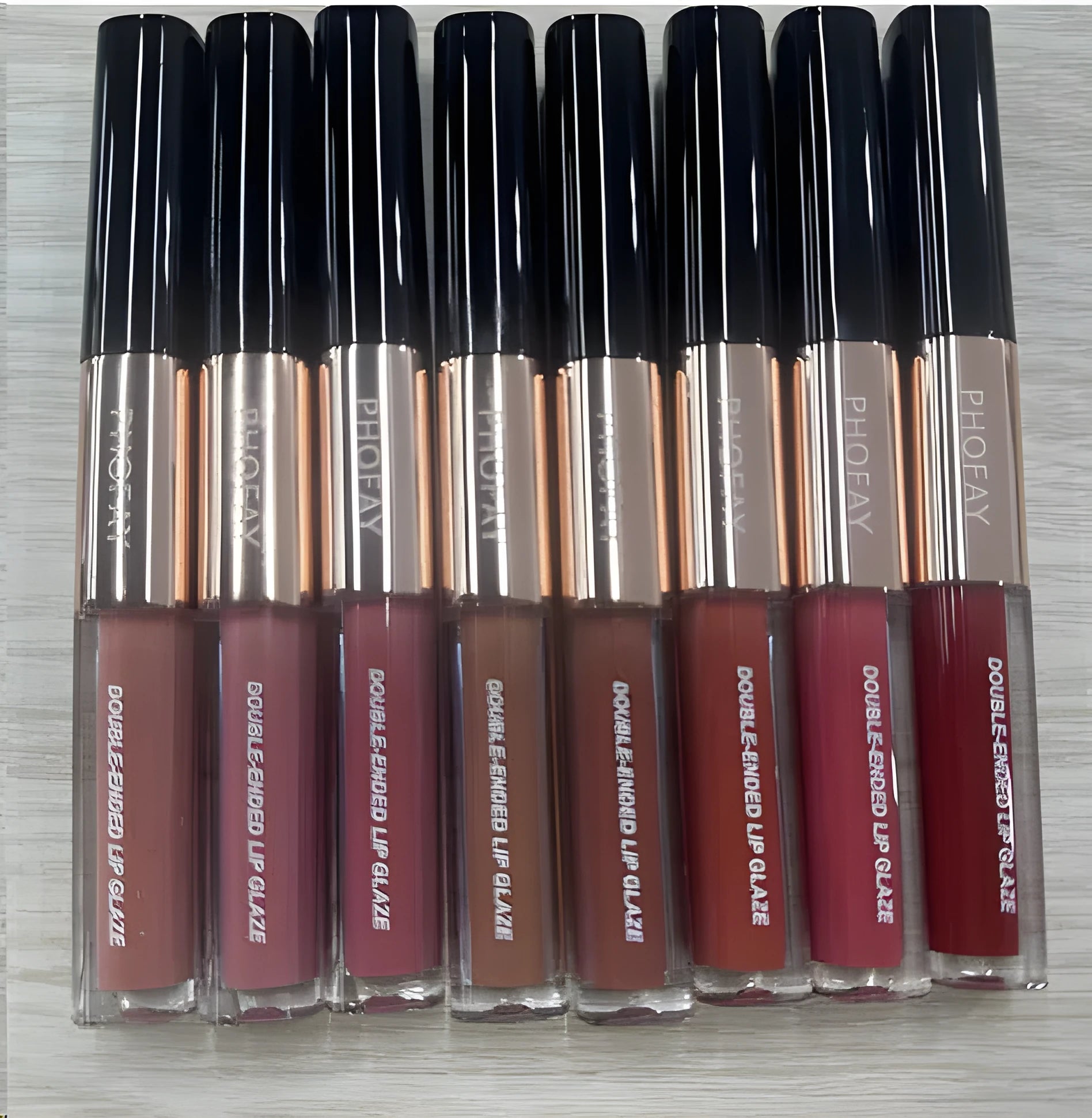 C-L021 double-head lip gloss pen with fine tip and rounded tip applicators for non-stick cup finish.