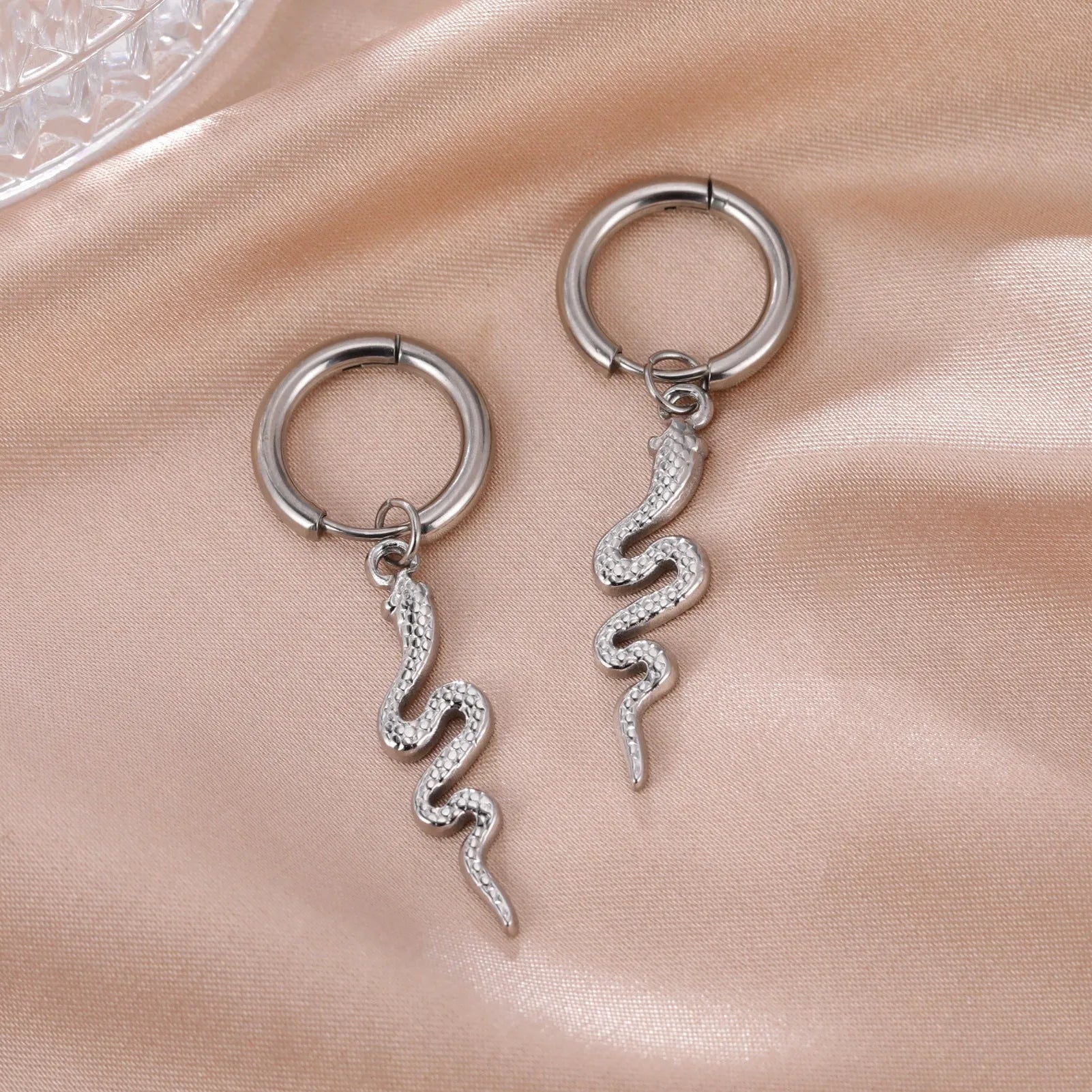 Gold or steel colour vintage snake-shaped stainless steel clip-on earrings