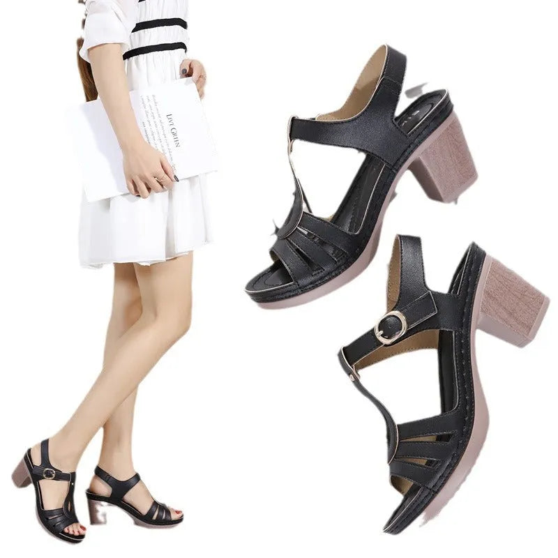 Women's patent leather sandals with thick heel and metal buckle in black colour