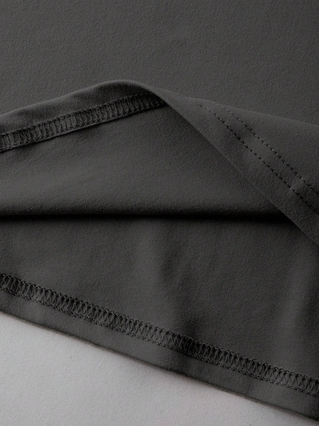 Loose straight cut cotton T-shirt in black green grey orange colours with round neck