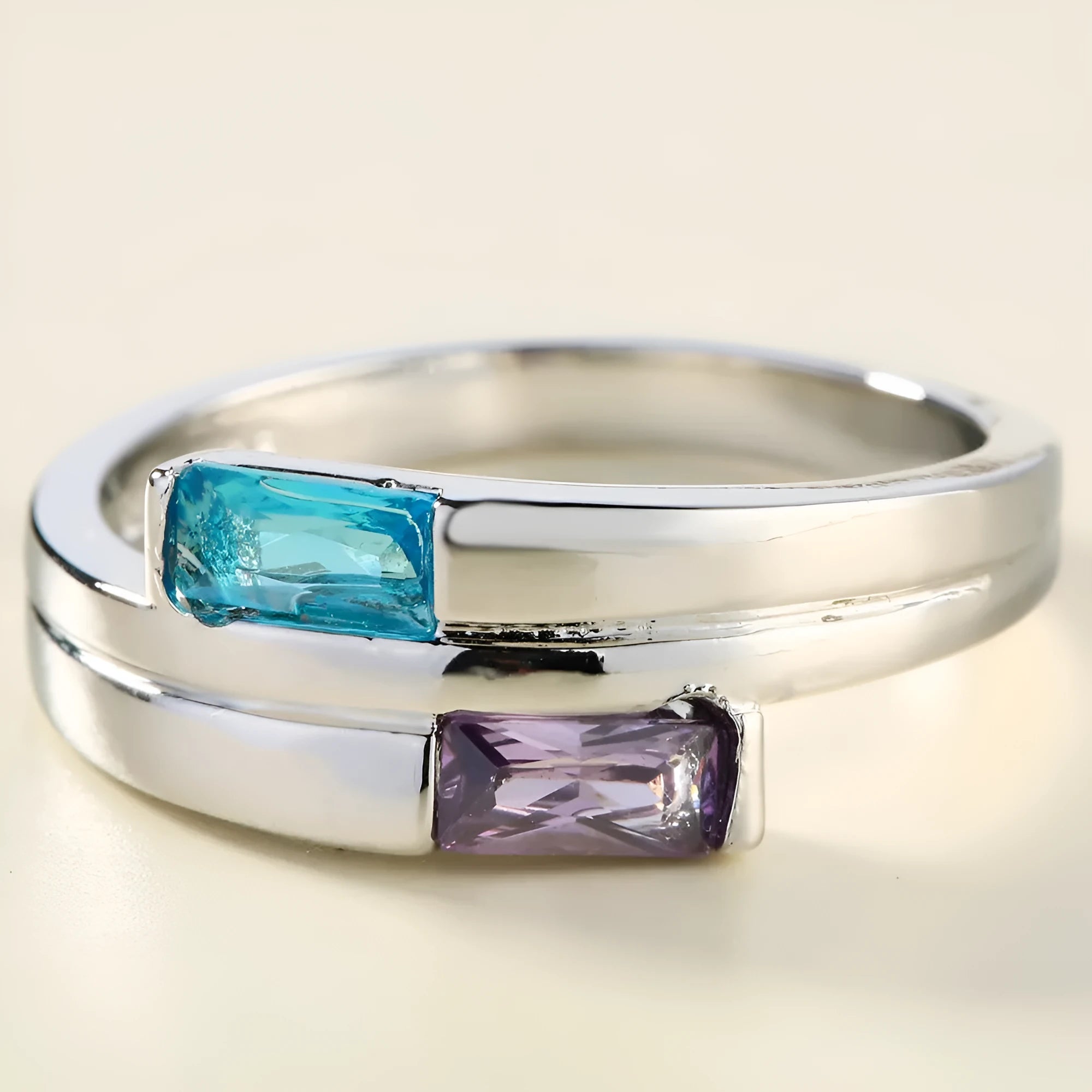 Silver-coloured electroplated copper ring with a zircon stone inlay on a finger.