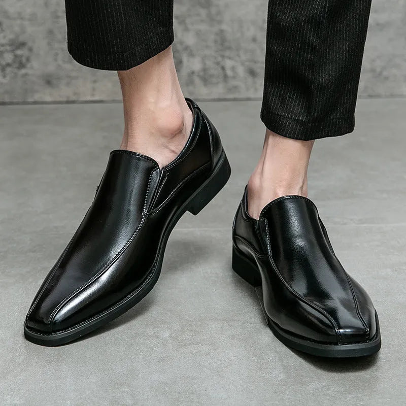 Men's black patent leather pointed toe casual shoes with flat heel on rubber sole
