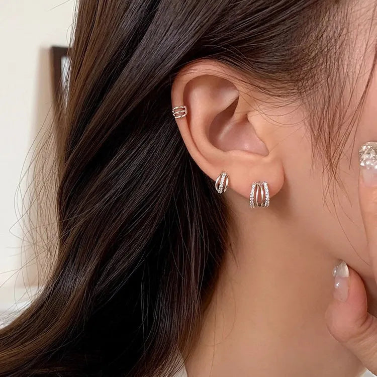 A pair of geometric 925 silver needle earrings with an electroplated finish.