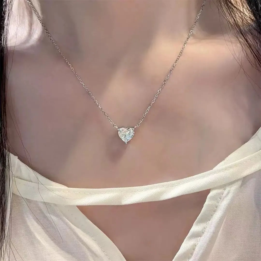 Women's simple silver-coloured copper necklace with heart-shaped pendant