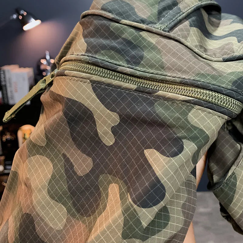 Men's camouflage cargo shorts in cotton blend fabric with loose fit and cargo pockets
