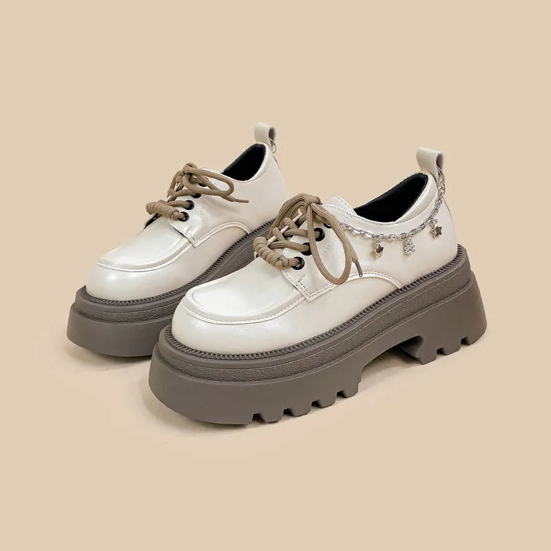 Amy And Mai white platform Mary Jane shoes with chunky 6-8cm heel and front lace-up.