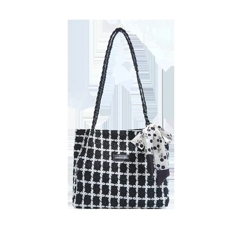 Woolen shoulder bag with horizontal square shape and internal organisers for commuting