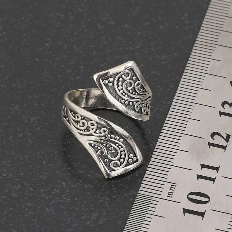 Silver women's adjustable ring with minimalist retro design and electroplated finish