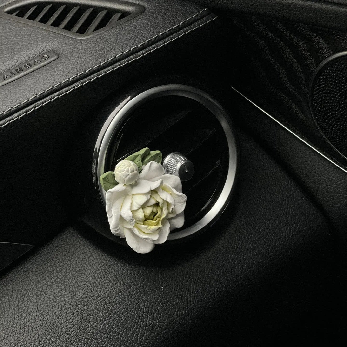 Jasmine car perfume solid air freshener with 5ml essential oil on car vent