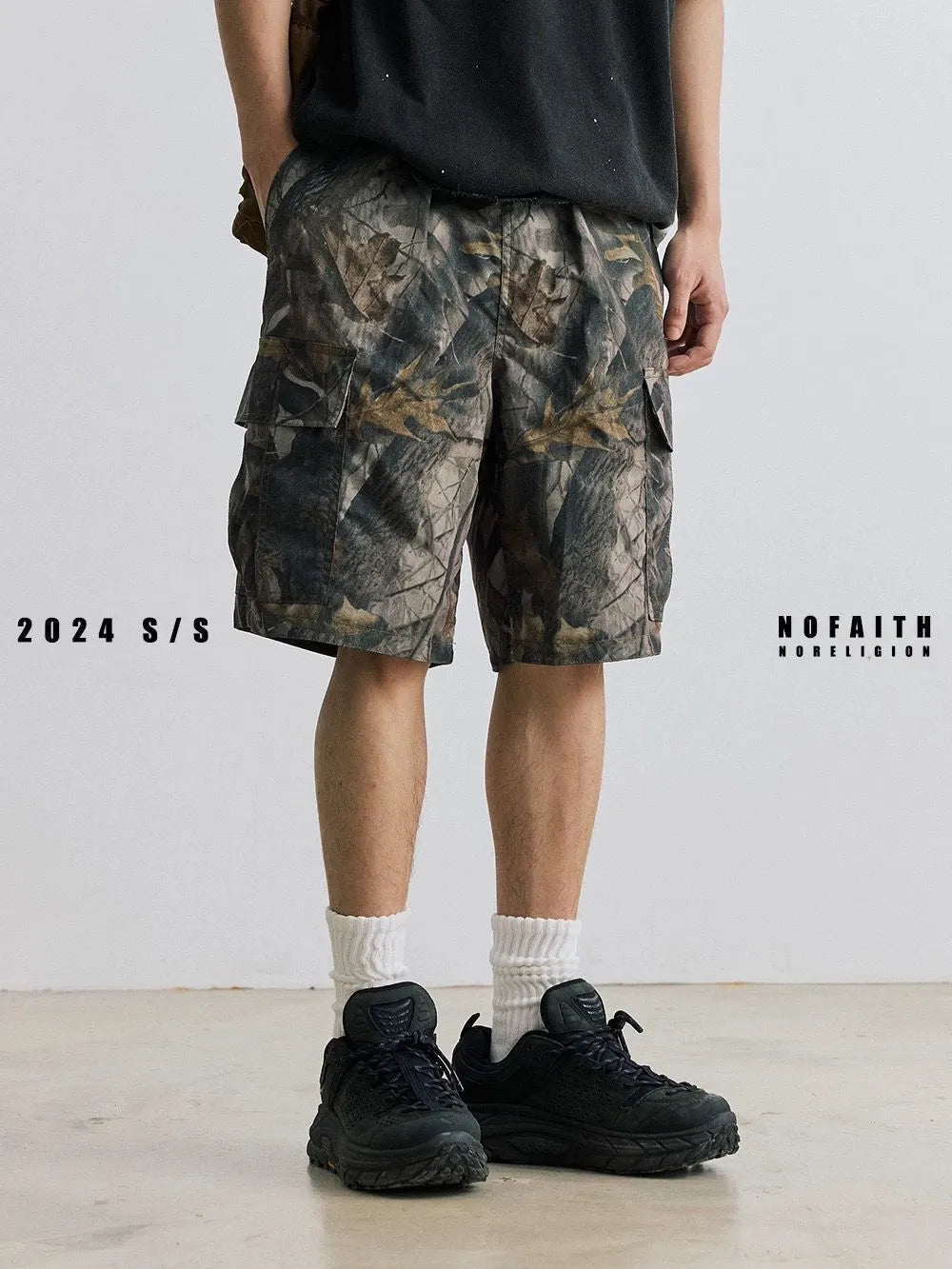 Loose casual denim shorts in straight-leg style with micro-elastic waistband