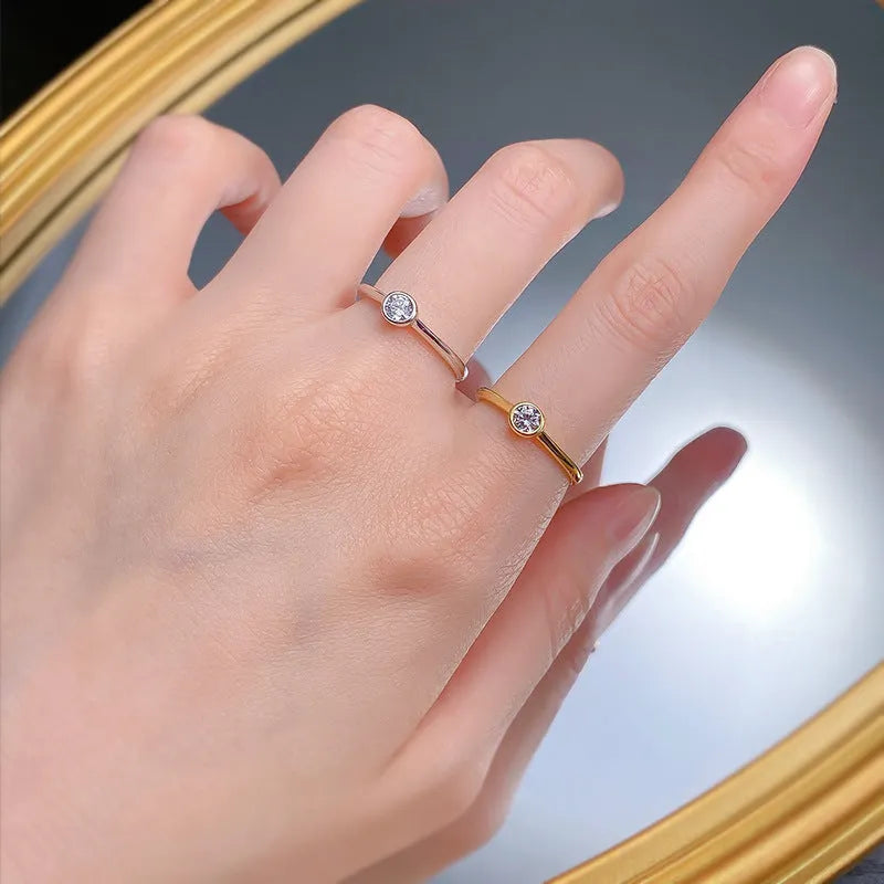 Minimalist crown-shaped silver ring with linear details in platinum or gold finish.