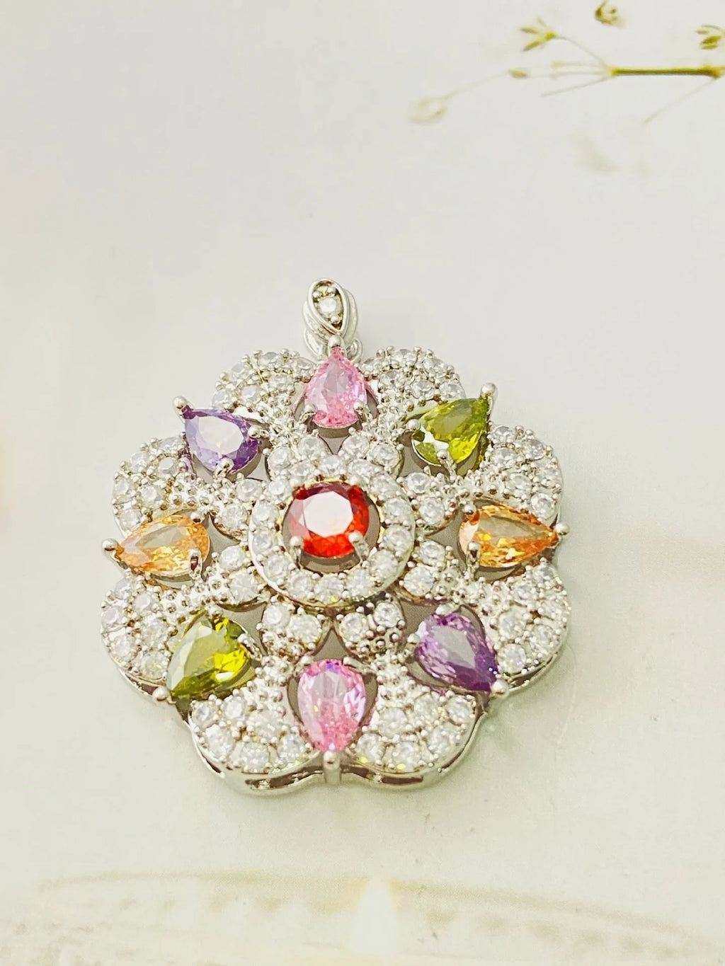 Women's zircon flower pendant necklace in gold, champagne gold, or platinum colour with optional chain