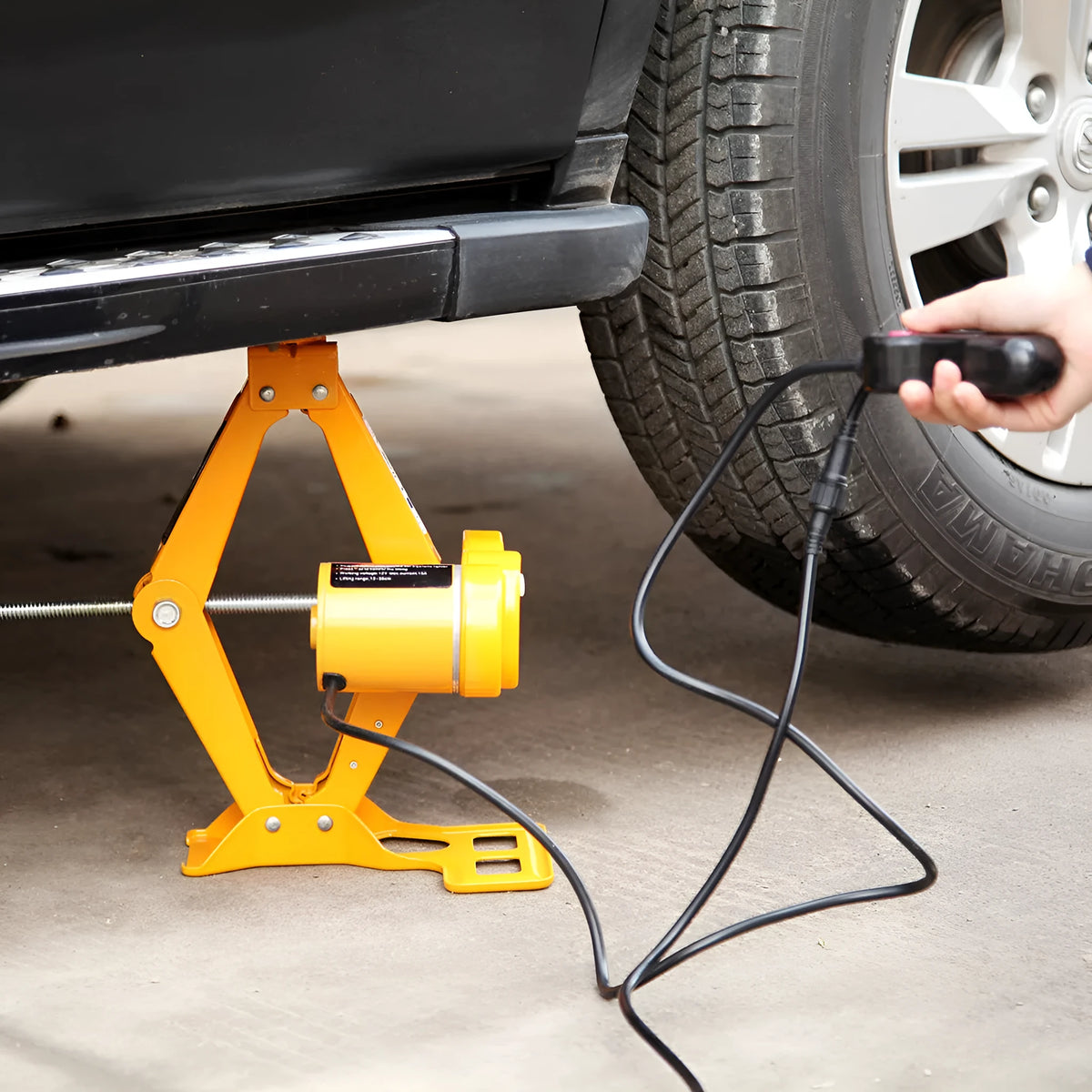 Electric car jack maintenance kit with hydraulic construction and control unit
