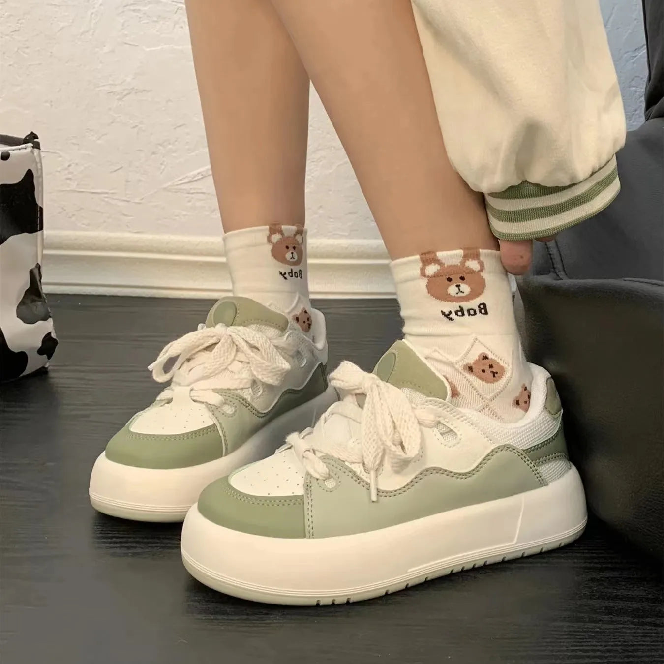 Green women's flat casual shoes with PU mesh upper and round toe on a non-slip sole.